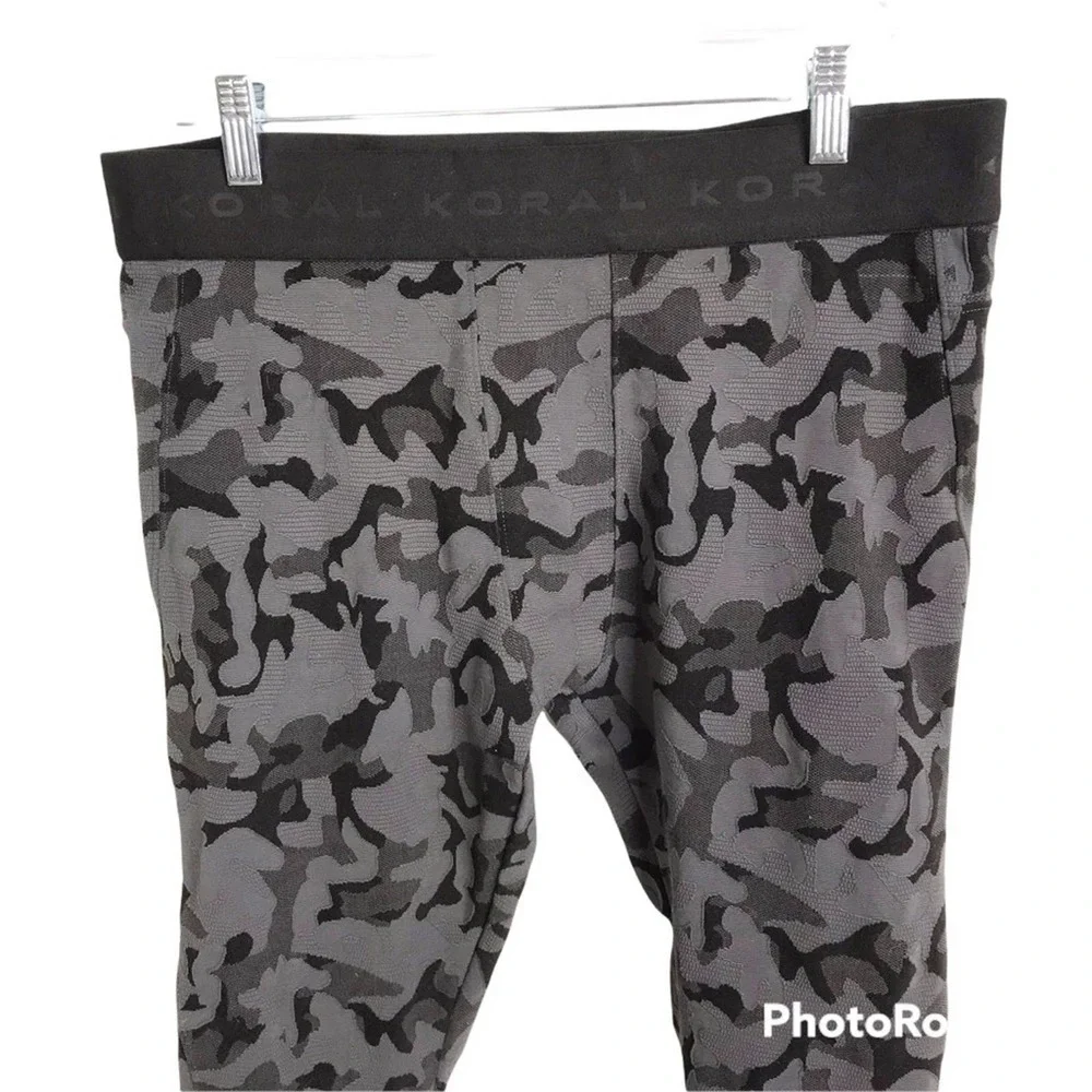 Koral men’s camo print cropped leggings in lead camo